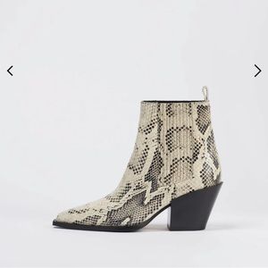 Aeyde - Kate Creamy Snake print ankle boots